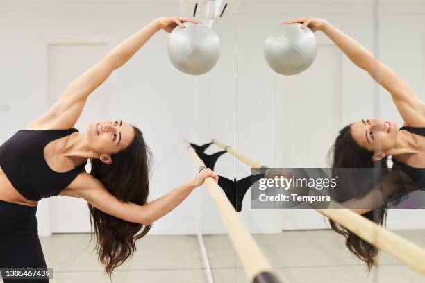 één vrouw bij de gymnastiek barre - bars stockfoto's en -beelden