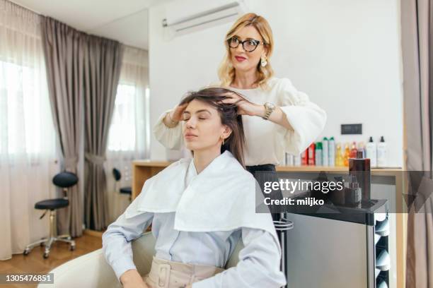 mujer disfrutando de tratamiento de spa para el cabello - cuero cabelludo fotografías e imágenes de stock