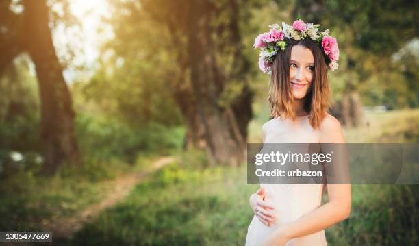 schöne frau mit blumenkranz - haarkranz stock-fotos und bilder