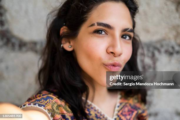 selfie of a young latino woman, point of view from her cell phone - mexico city, mexico - puckering 個照片及圖片檔