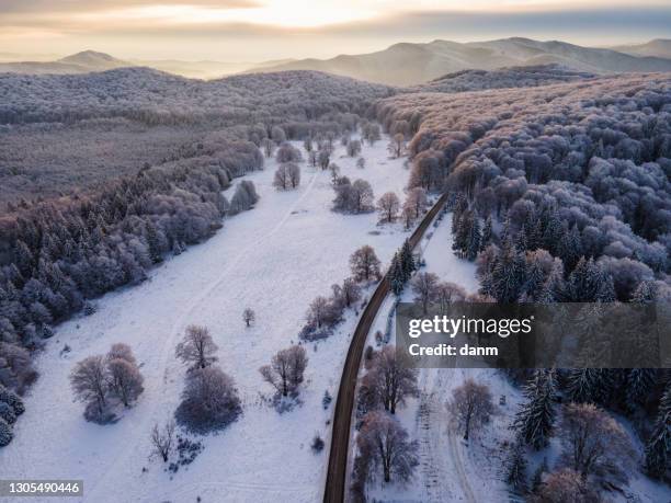 beatiful winter landscape in harghita, romania from above with drone - siebenbürgen stockfoto's en -beelden