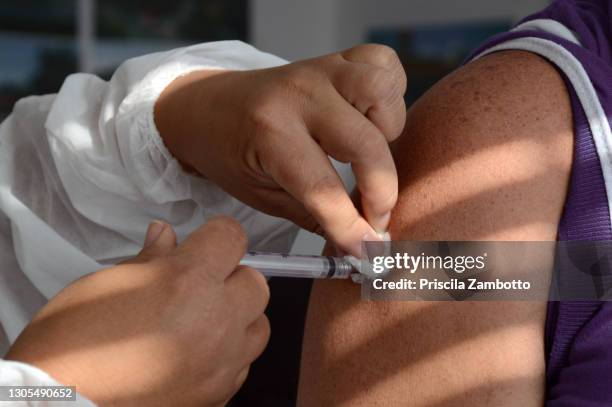 vaccine - arm needle stockfoto's en -beelden