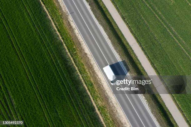 camioneta de entrega blanca en la carretera desde arriba - furgoneta fotografías e imágenes de stock