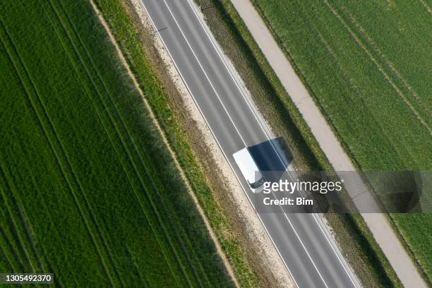 white delivery van on the road from above - country road stock pictures, royalty-free photos & images