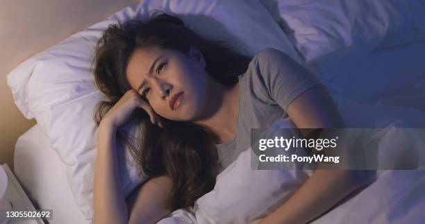 aziatische vrouw verliest slaap - bed sleep stockfoto's en -beelden