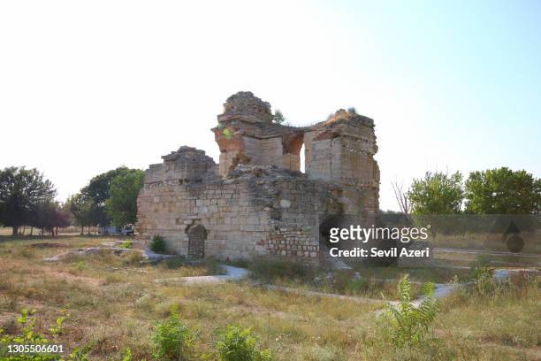 bauruine aus dem osmanischen reich, ein zerstörtes historisches steingebäude - edirne stock-fotos und bilder