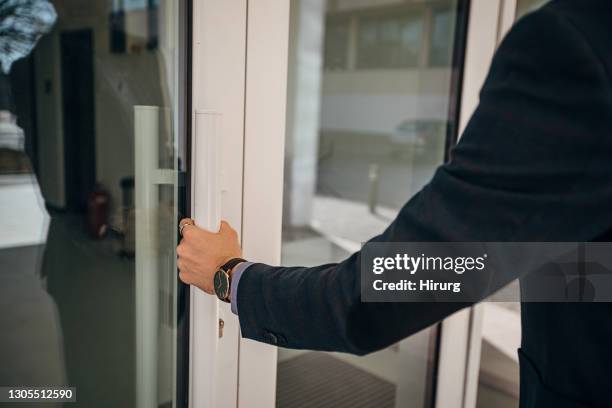 オフィスビルに入るビジネスマン - entering ストックフォトと画像