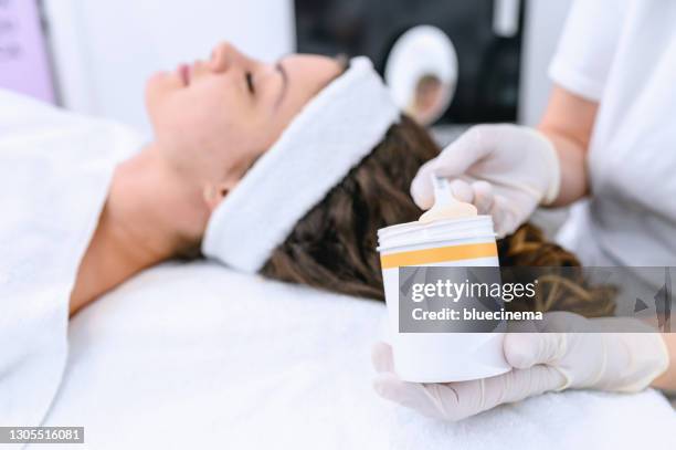 cosmetologie en professionele huidverzorging. - cosmetologie stockfoto's en -beelden