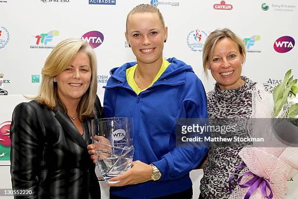 Caroline Wozniacki of Denmark poses with WTA CEO Stacey Allaster anb her mother Anna Wozniack after seccuring the year end number WTA ranking during...