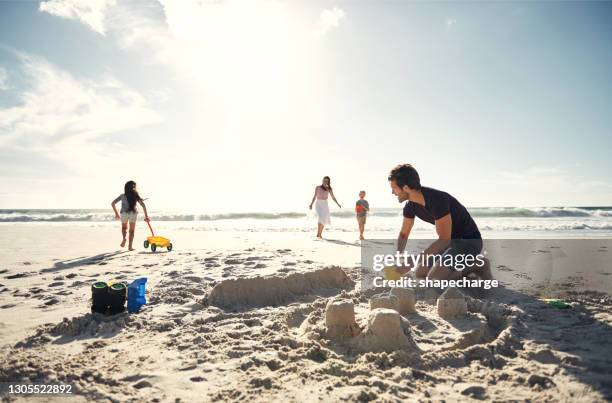 creuser et construire leur chemin vers une expérience amusante - digging beach photos et images de collection