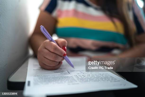 manos de un estudiante tomando un examen - form filling fotografías e imágenes de stock
