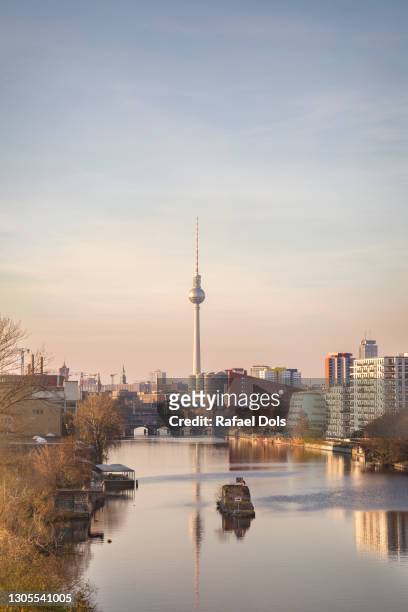 berlin skyline with spree river and tv tower - berlin fernsehturm stock-fotos und bilder