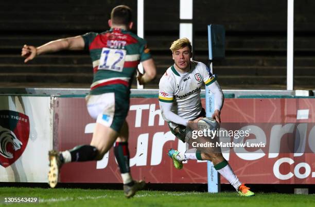 Ollie Hassell-Collins of London Irish runs in to score his side's second try during the Gallagher Premiership Rugby match between Leicester Tigers...