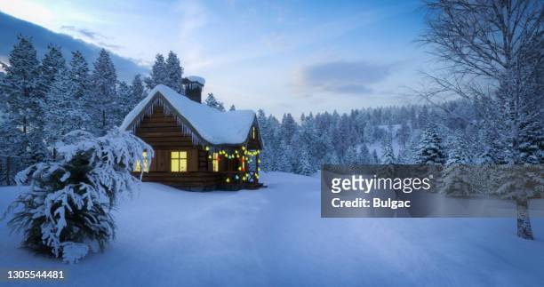paysage féerique d’hiver - chalet de montagne photos et images de collection