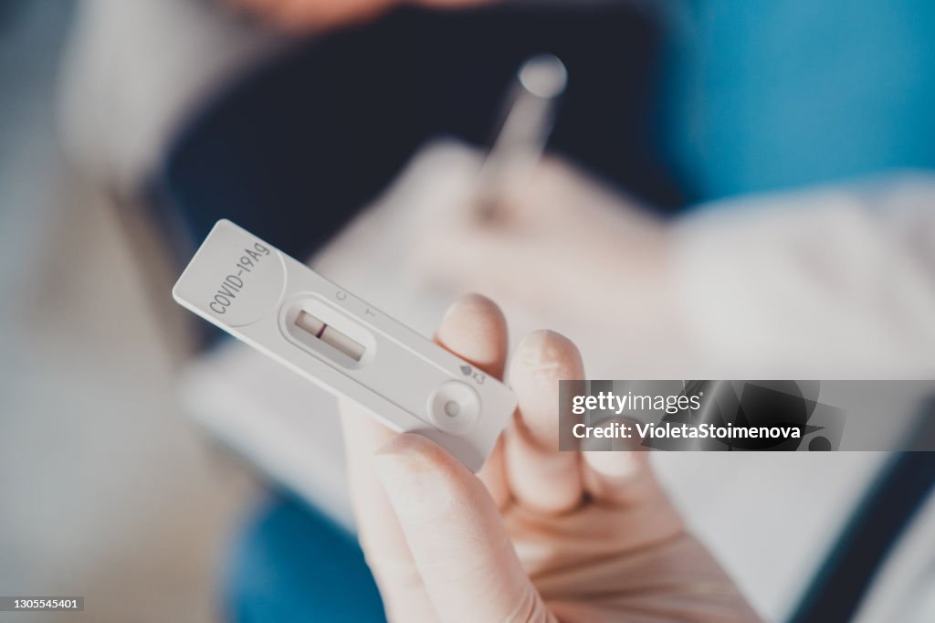 Resultado negativo do teste usando dispositivo de teste rápido para COVID-19.