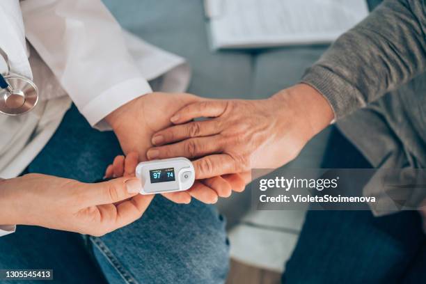 docteur féminin à la visite à la maison. - blood testing photos et images de collection