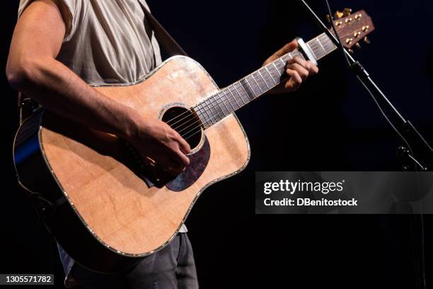 guitarist - singer playing the guitar during his concert - country music photos et images de collection