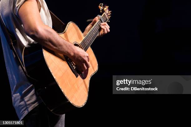 guitarist - singer playing the guitar during his concert - country musik stock-fotos und bilder