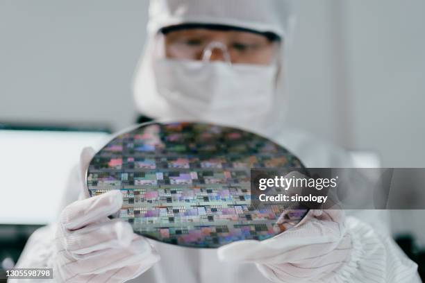 chip engineer working in the laboratory - unité centrale photos et images de collection