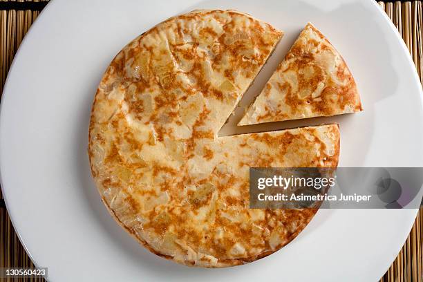 spanish tortilla - tortilla de patata fotografías e imágenes de stock