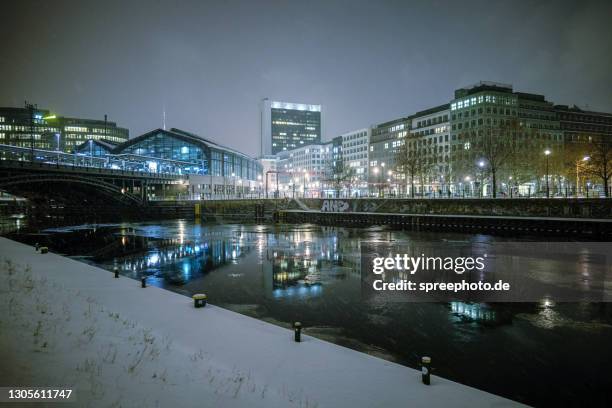 berlin friedrichstrasse with spree river at winter - de ices stock pictures, royalty-free photos & images