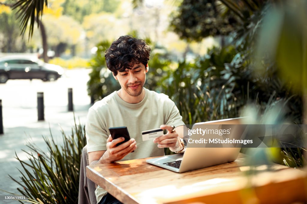 Junger Mann beim Online-Shopping