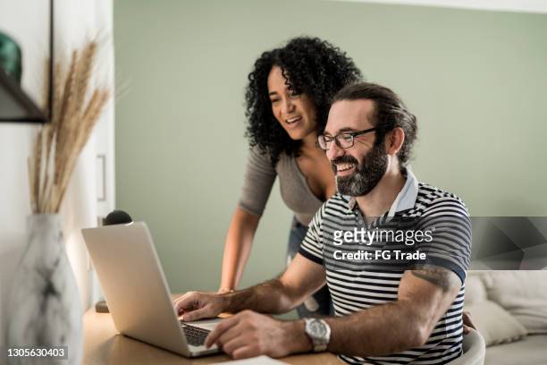 夫婦一起在家裡使用筆記型電腦 - real wife sharing 個照片及圖片檔