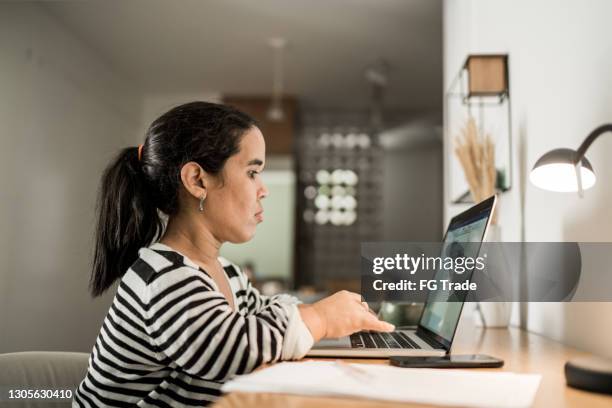 dwerggroeivrouw die laptop gebruikt die van huis werkt - dwarf stockfoto's en -beelden