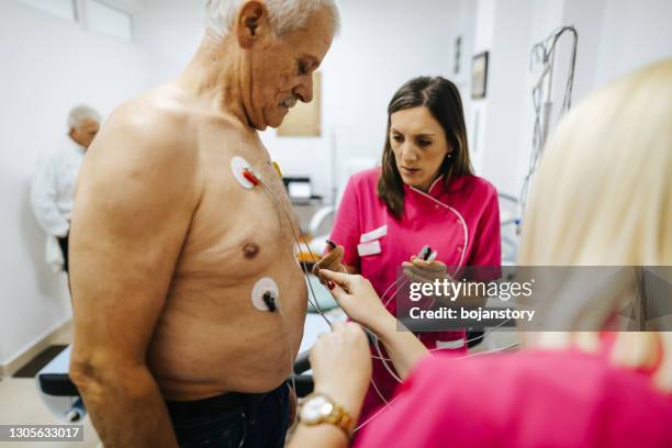 senior man bei cardiology - echokardiogramm stock-fotos und bilder