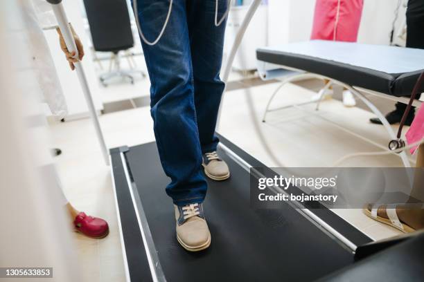 senior man bei cardiology - echokardiogramm stock-fotos und bilder