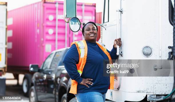 afroamerikanische lkw-fahrerin im schifffahrtshafen - trucker stock-fotos und bilder