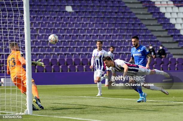 Oscar Plano of Real Valladolid scores his team's first goal past David Soria of Getafe CF during the La Liga Santander match between Real Valladolid...