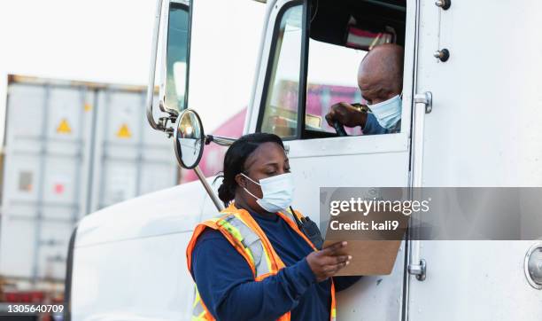 motorista de caminhão, gerente com prancheta, máscaras faciais - driving mask - fotografias e filmes do acervo