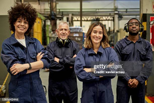 binnen portret van metaalarbeiders op gieterijvloer - metaalindustrie stockfoto's en -beelden