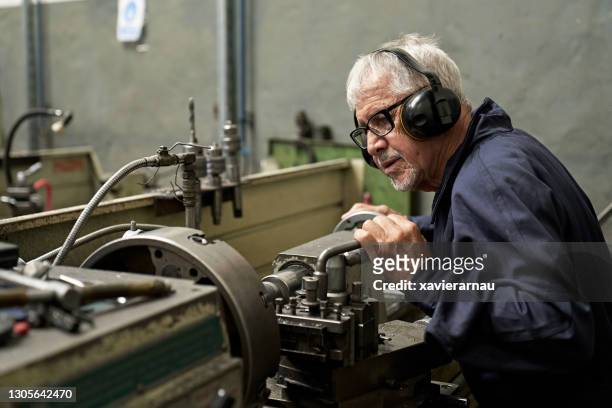 arbeitsportrait von senior male operating machinery - aluminiummetall oder legierung stock-fotos und bilder