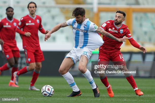 Daniele Dessena of Pescara Calcio compete for the ball with Federico Di Francesco of SPAL during the Serie B match between Pescara Calcio and SPAL at...