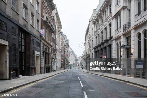 city of london - empty streets during the lockdown - calle vacía fotografías e imágenes de stock