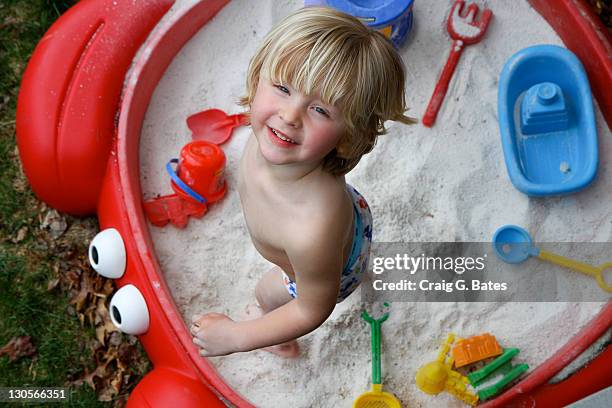 sandboxed - 2 kid in a sandbox fotografías e imágenes de stock