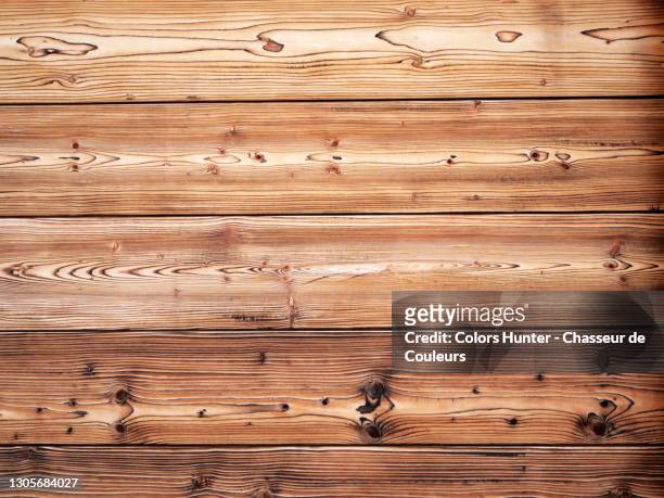 natural wooden planks from a rustic chalet in chamonix - holzbau stock-fotos und bilder