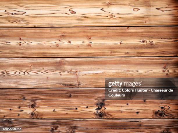 natural wooden planks from a rustic chalet in chamonix - chalet - fotografias e filmes do acervo