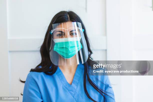 weibliche medizinerin nutzt technologie für treffen mit patienten mit online video chat fotoserien - face shield stock-fotos und bilder