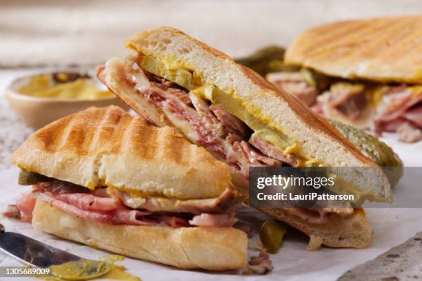 clásico sándwich cubano a la parrilla - sliced pickles fotografías e imágenes de stock