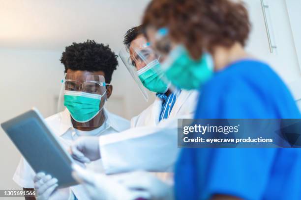 kleine groep medische wetenschapper professionals die samenwerken in lab setting fotoserie - epidemie stockfoto's en -beelden