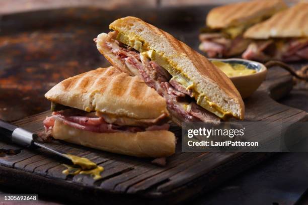 classic grilled cuban sandwich - pão de queijo prensado imagens e fotografias de stock