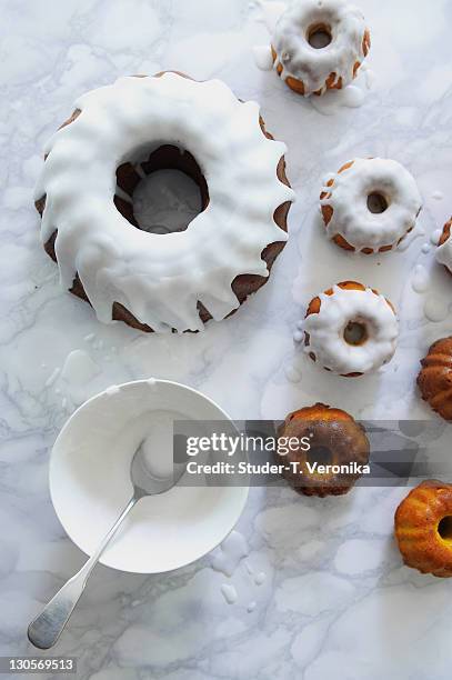 snowy bundt cakes - cake from above stock-fotos und bilder