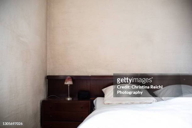 old fashioned bedroom with negative space - cabeceira da cama imagens e fotografias de stock