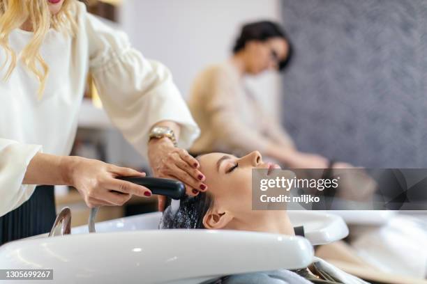 frau immer ihre haare im friseursalon gewaschen - washing hair stock-fotos und bilder