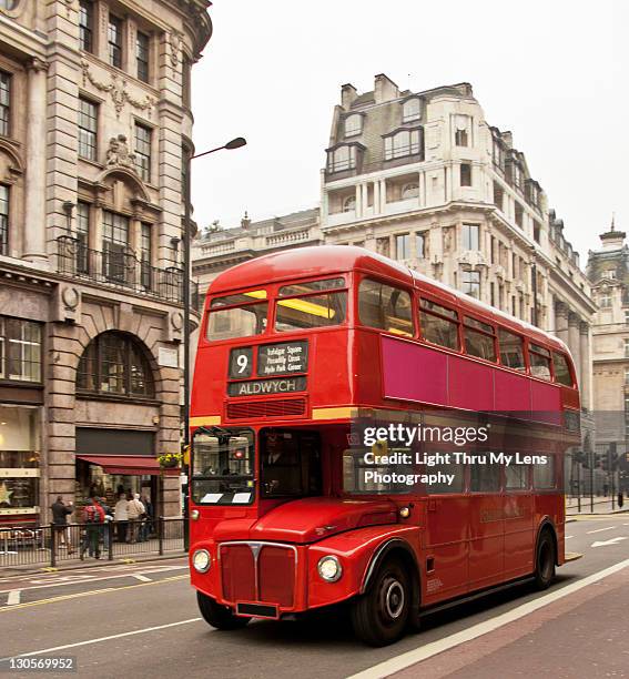 bus on street - london buses stock-fotos und bilder