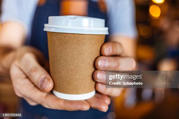 je afhaalkoffie staat klaar! - takeaway coffee stockfoto's en -beelden