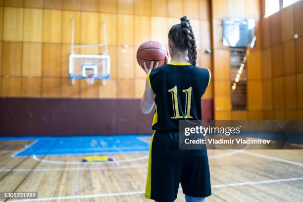 voorbereiden op vrije worp - women's basketball stockfoto's en -beelden